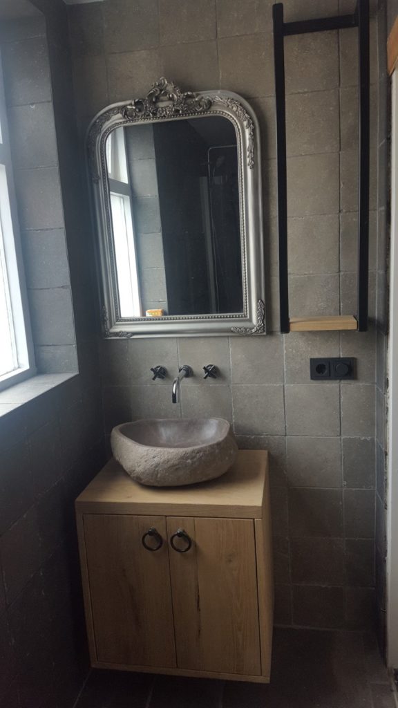 Grijze landelijke badkamer wasbak