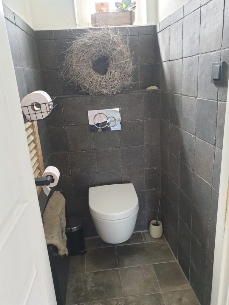 Landelijk toilet met grijze tegels