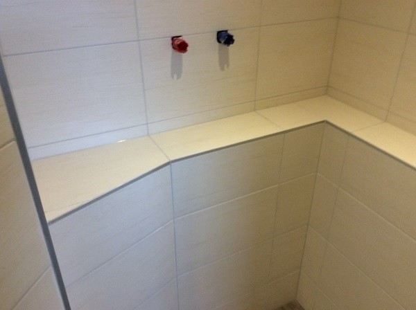 Moderne beige badkamer aansluiting