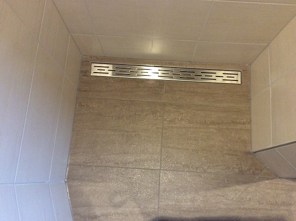 Moderne beige badkamer drainage