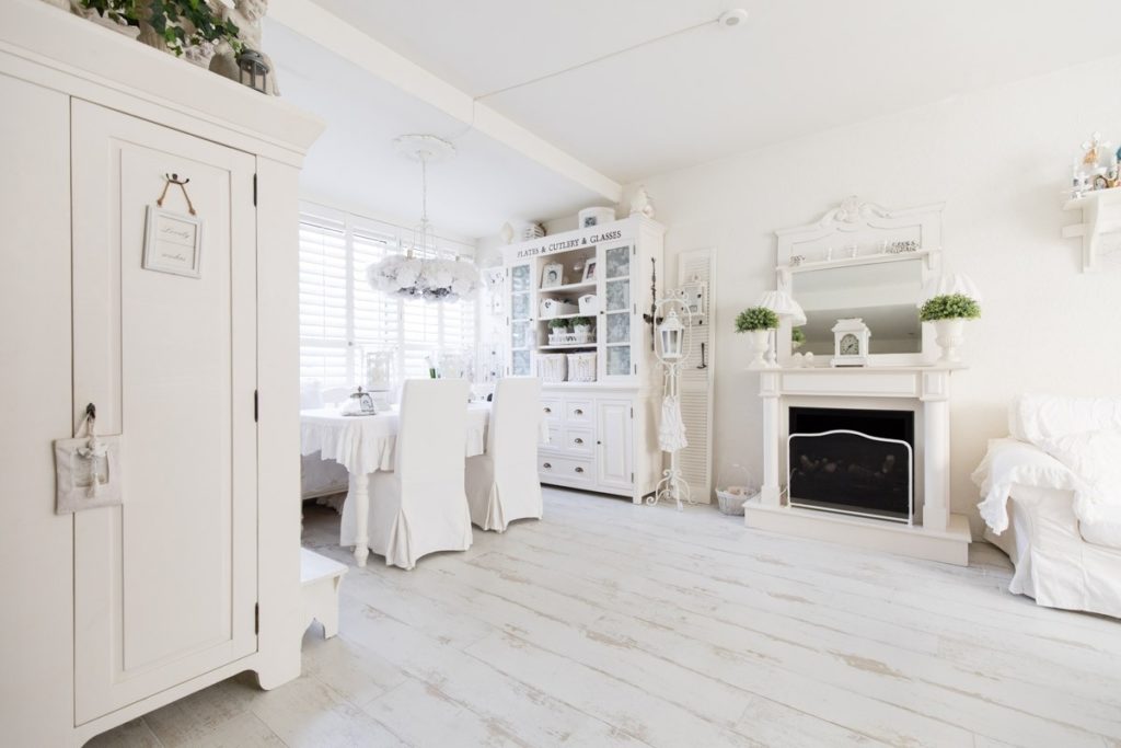 Witte woonkamer met witte houtlook tegels